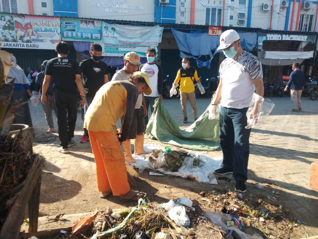 OPD Pemkab Mamuju Gotong Royong Bersihkan Pasar Lama