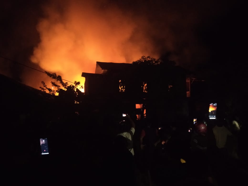 Puntung Rokok Bakar Lima Rumah