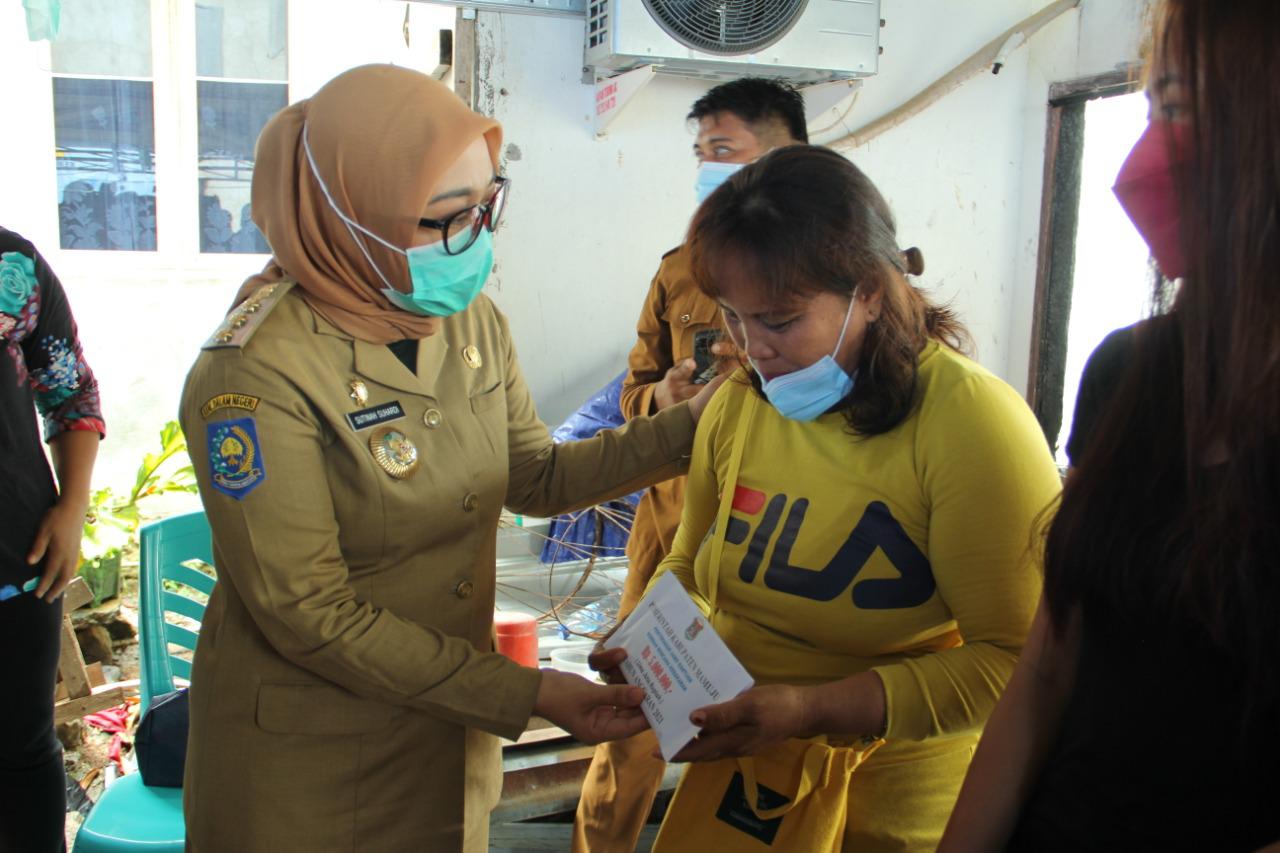 Serahkan bantuan korban kebakaran, Sutinah Suhardi : " Jangan liat nilainya "