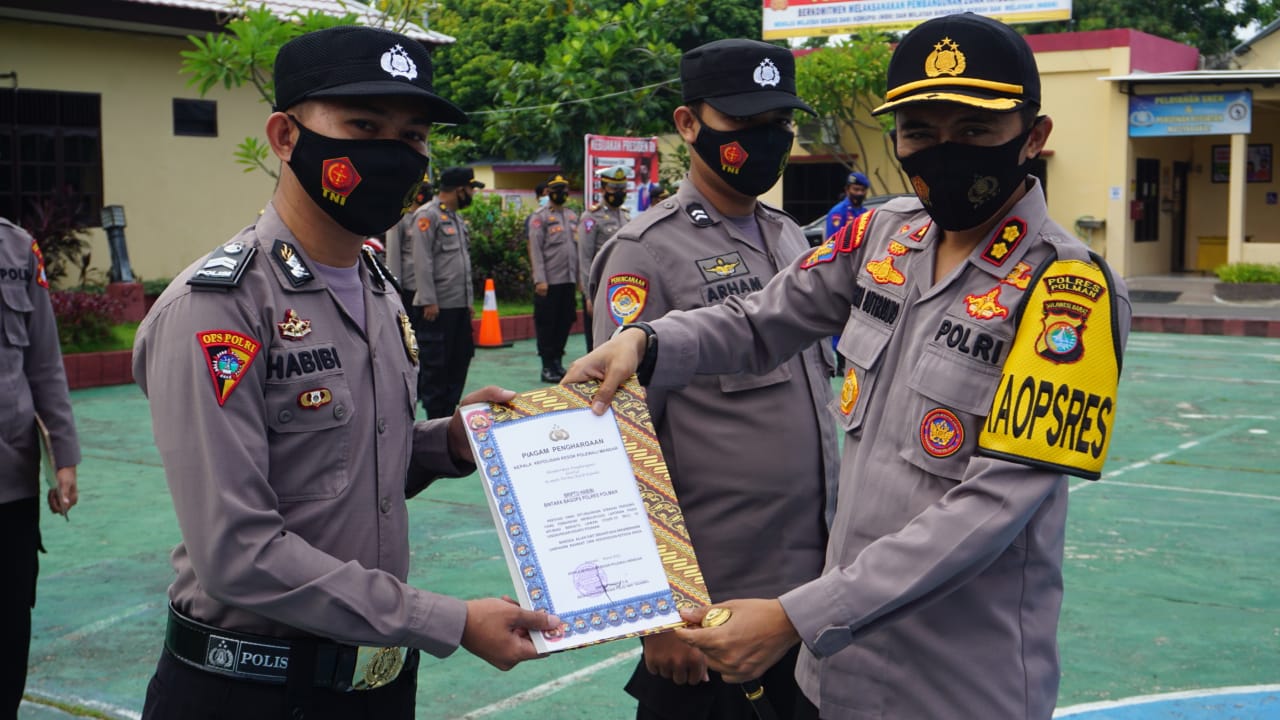 Dua Personel Polres Polman Terima Piagam Penghargaan.