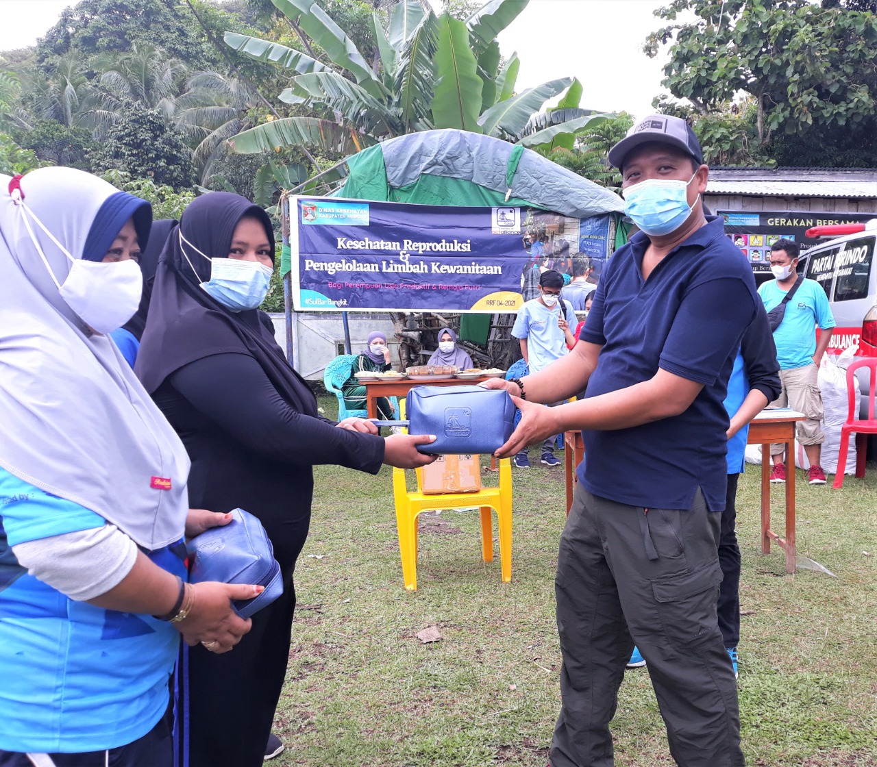 Penyerahan 1000 Feminin Kit di Desa Sumare Penyerahan 1000 Feminin Kit di Desa Sumare