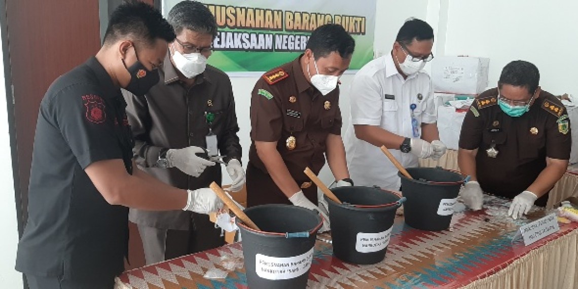 Kejari Mamuju Musnahkan Sejumlah Babuk