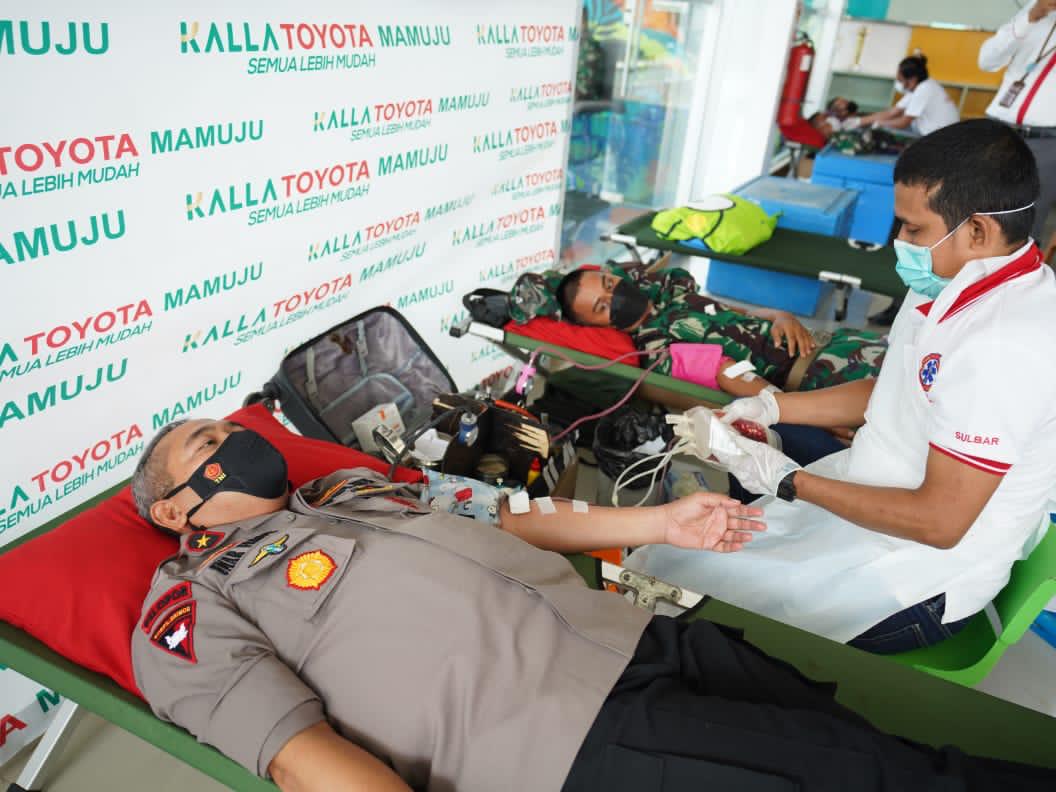 Bantu Penuhi Pasokan Darah PMI, Waka Polda Sulbar Donorkan Darah