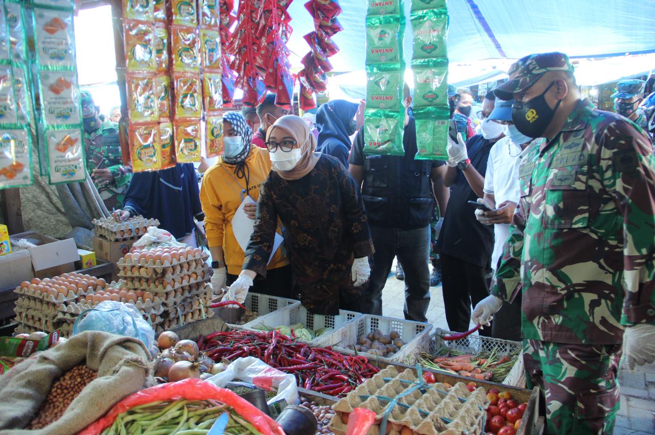 Bupati Mamuju Inspeksi Pasar, Pastikan Stok Dan Harga Aman