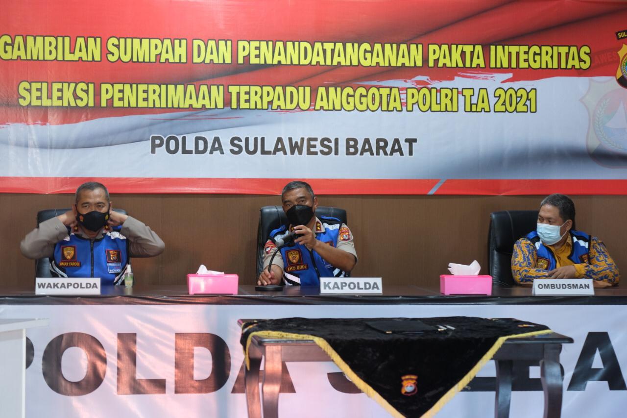 Penandatangan Pakta Integritas dan Pengambilan Sumpah 1.707 Peserta Penerimaan Polisi di Sulbar