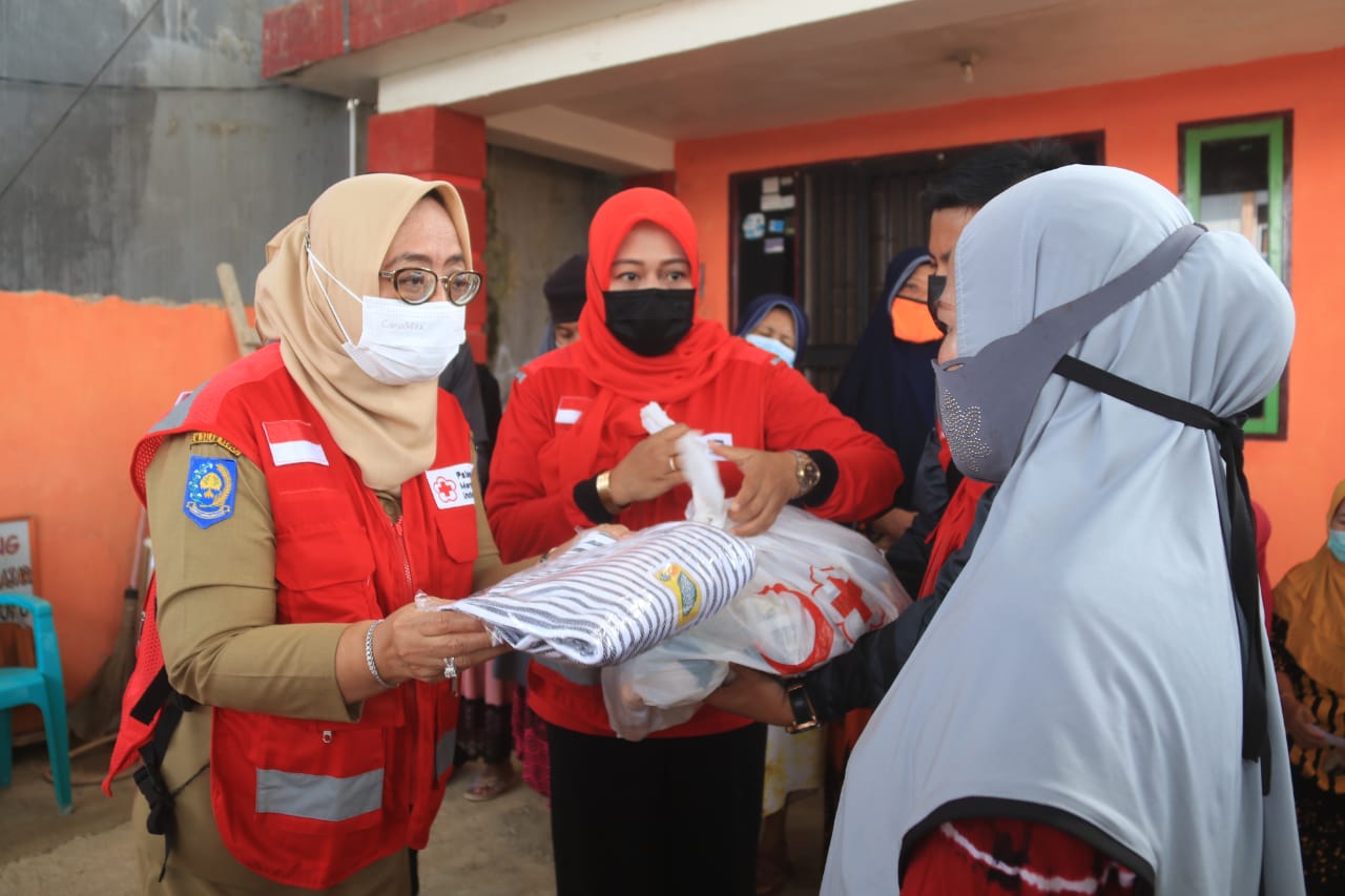 Wagub Sulbar Serahkan Bantuan Kepada Masyarakat Lingkungan Kasiwa Tengah