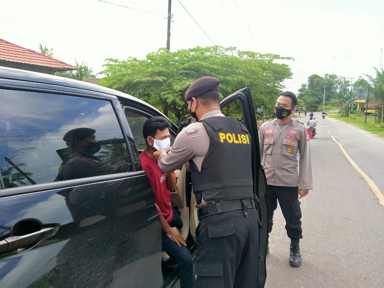 Satuan Samapta Polres Mamuju Tengah Bagikan Masker Gratis