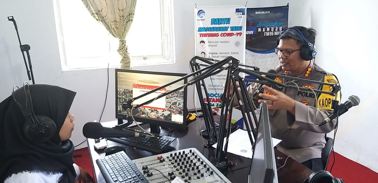 Lewat Radio, Kapolresta Mamuju Mengedukasi Terkait Larangan Mudik