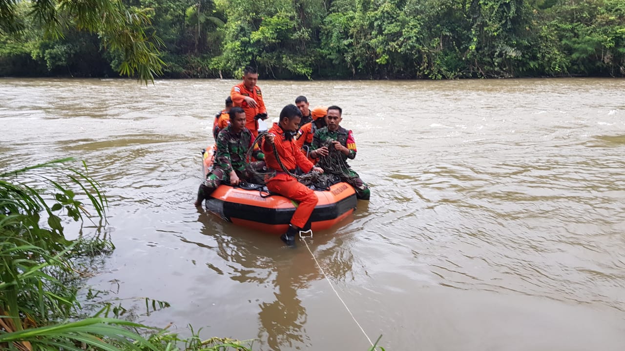 Personil Kodim 1428 Mamasa Bantu Basarnas Cari Korban Hilang