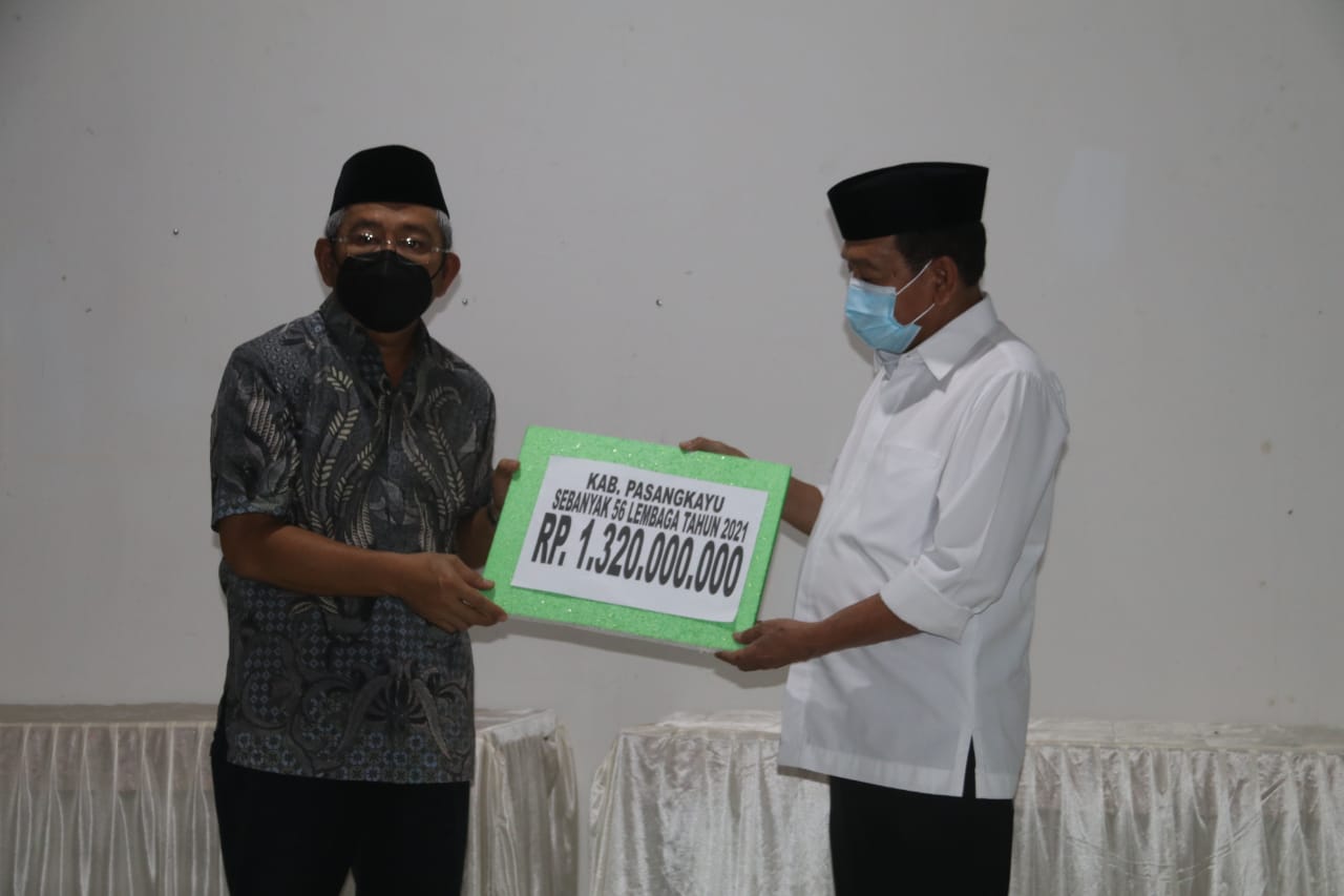 Gubernur Sulbar Serahkan Bantuan Dana Hibah Mesjid Rp1,3 M untuk Pasangkayu