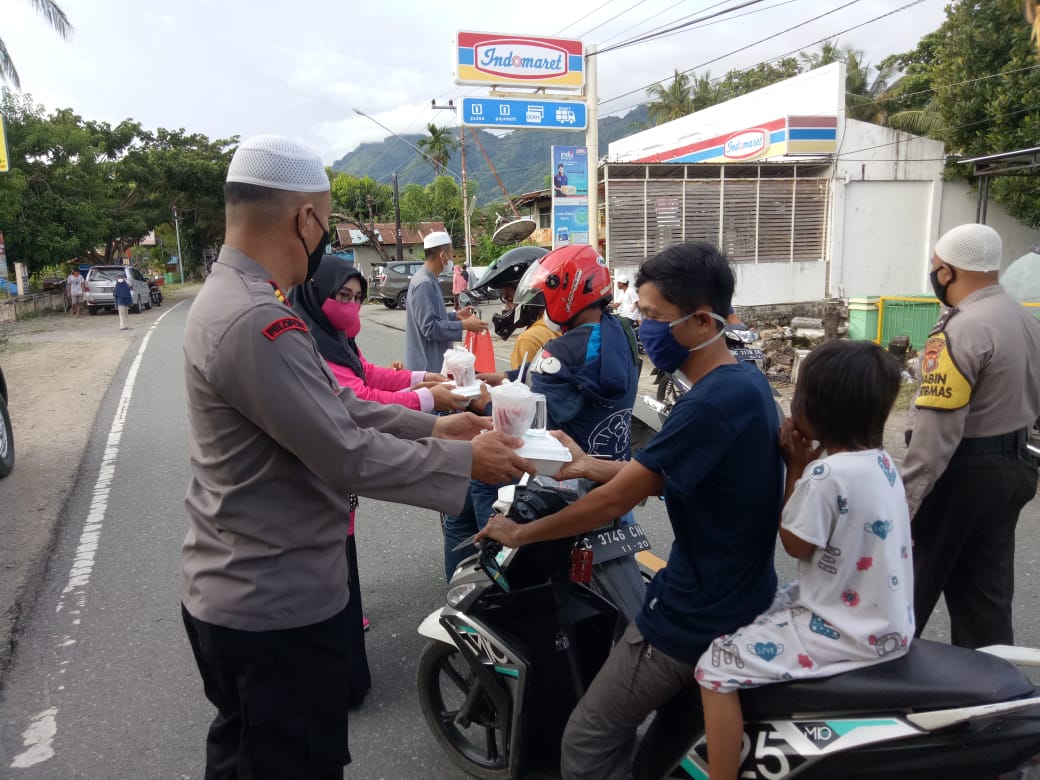 Berkah Ramadhan, Kapolsek Sendana Bagi-bagi Takjil Gratis Jelang Berbuka