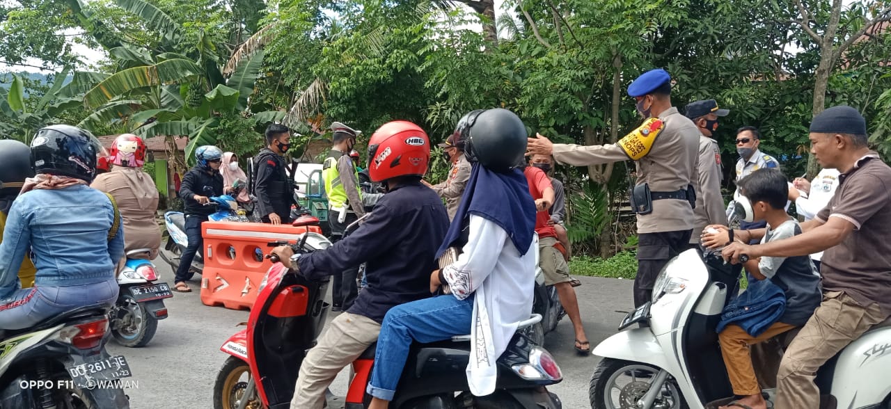 Puluhan Kendaraan Diputar balikkan di Pos Penyekatan Sulbar Sulsel