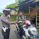 Satlantas Polresta Mamuju Terus Bagikan Masker Gratis