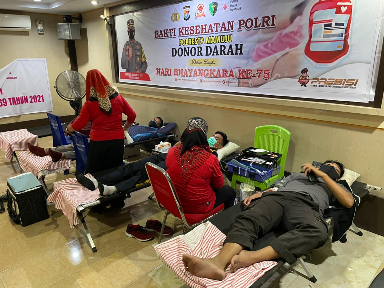 Jelang Hari Bhayangkara Ke-75 Polresta Mamuju Gelar Bakti Donor Darah Jelang Hari Bhayangkara Ke-75 Polresta Mamuju Gelar Bakti Donor Darah