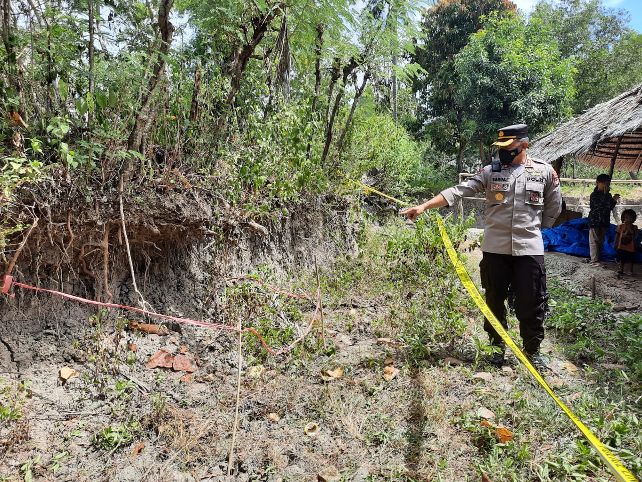 Kapolres Majene Datangi Lokasi Penemuan Benda Diduga Mortir