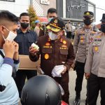 HUT HBA Ke 61 Kajati, Gubernur dan Kapolda Sulbar Bagikan Masker dan Vitamin di Mamuju