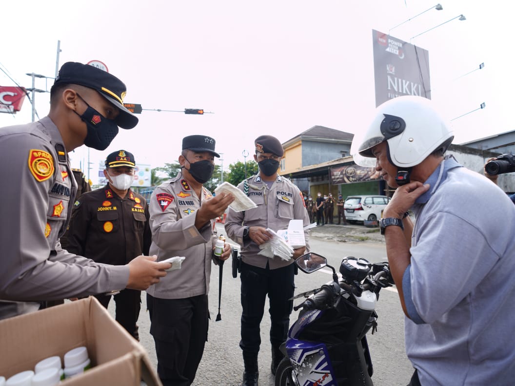 Kapolda Sulbar bersama Forkopimda Bagikan Masker dan vitamin