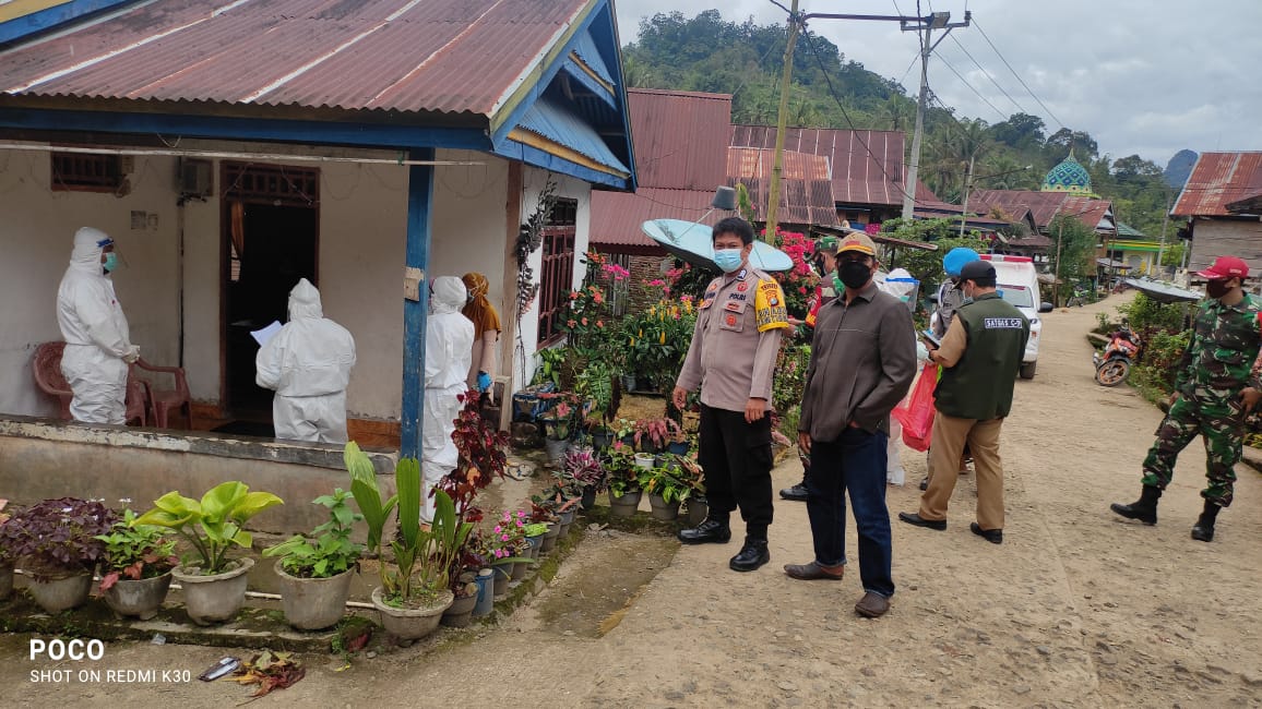 Bhabinkamtibmas dan Babinsa Dampingi Tim Tracer Puskesmas Aralle