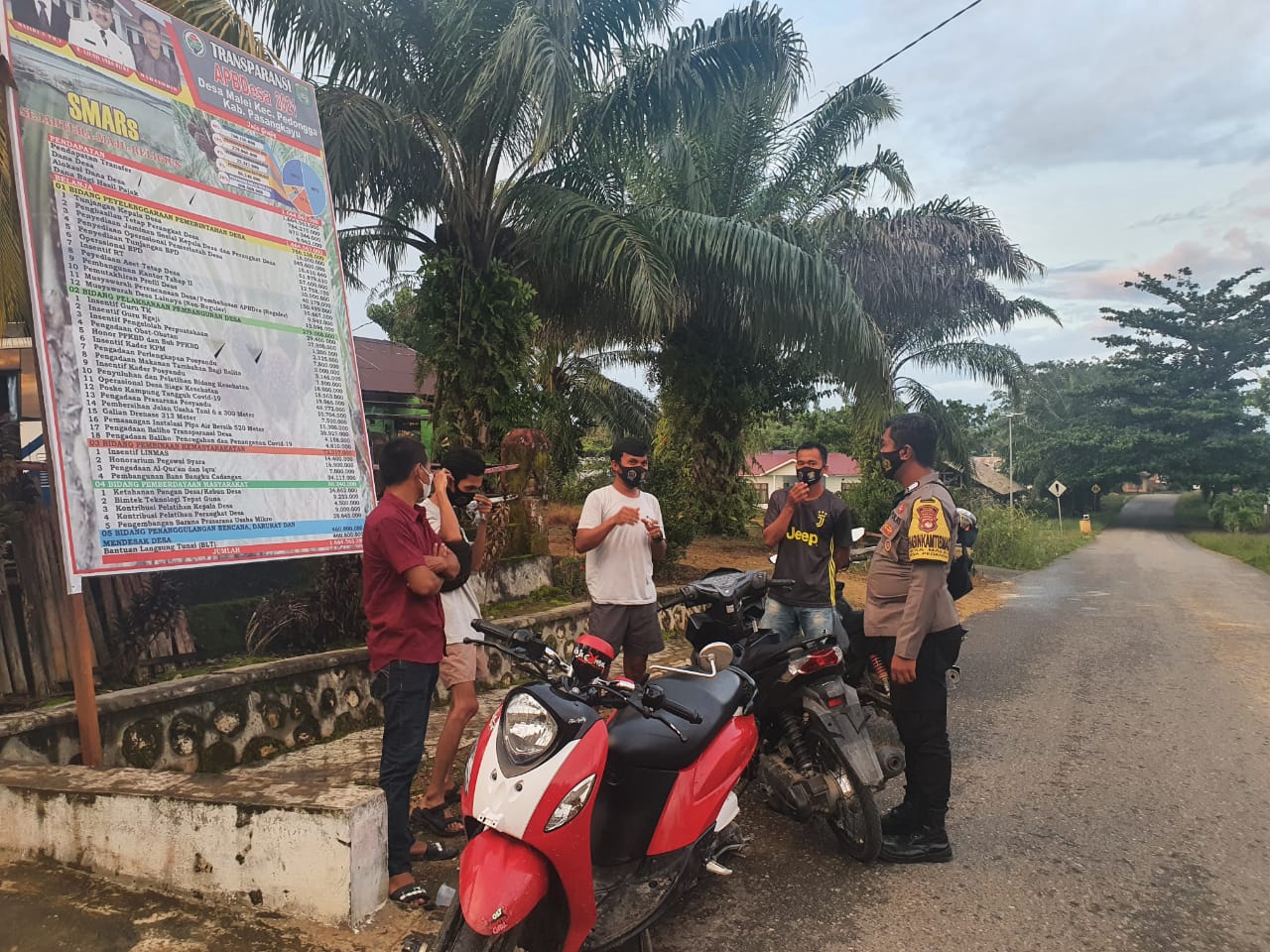 Bhabinkamtibmas Desa Malei Bagi Masker Dan Ajak Warga Datang Vaksinasi.