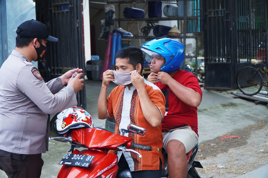 Operasi Yustisi, Polres Majene Kembali Bagikan Puluhan Masker Gratis Operasi Yustisi, Polres Majene Kembali Bagikan Puluhan Masker Gratis