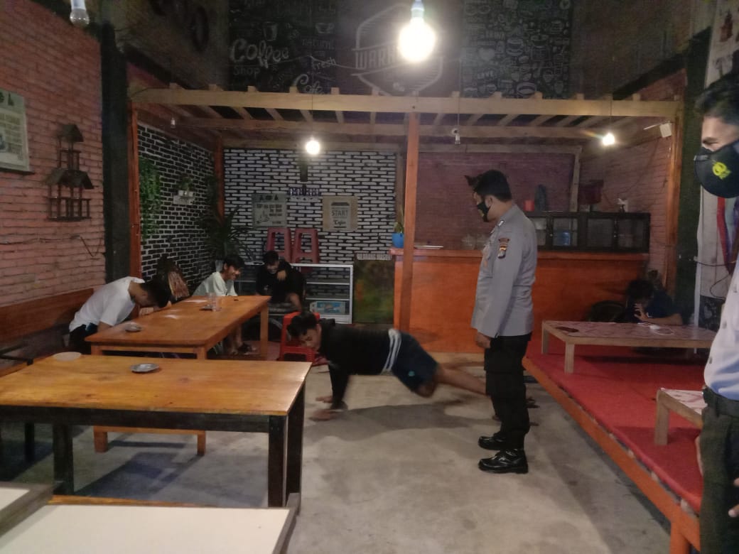 Personel Polsek Tapango Beri Sangsi Push Up Kepada Masyarakat Yang Tidak Mengunakan Masker Personel Polsek Tapango Beri Sangsi Push Up Kepada Masyarakat Yang Tidak Mengunakan Masker