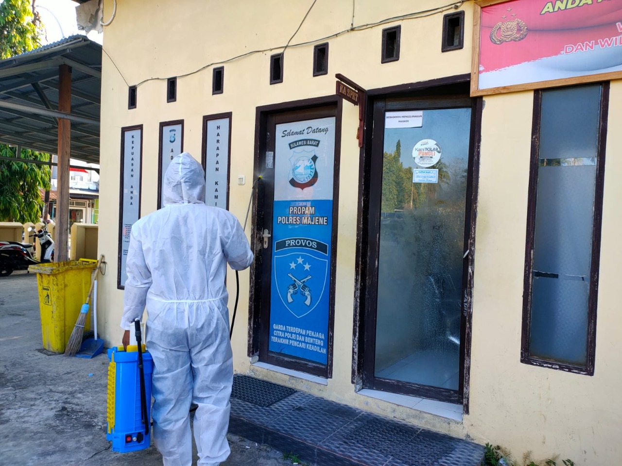 Sterilisasi Markas, Polres Majene Lakukan Penyemprotan Cairan Disinfektan