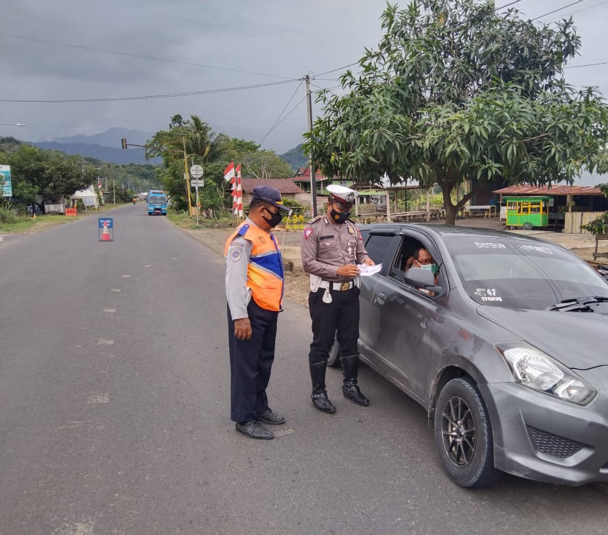 Personel Sat. lantas Polres Polman Berbagi Masker Personel Sat. lantas Polres Polman Berbagi Masker