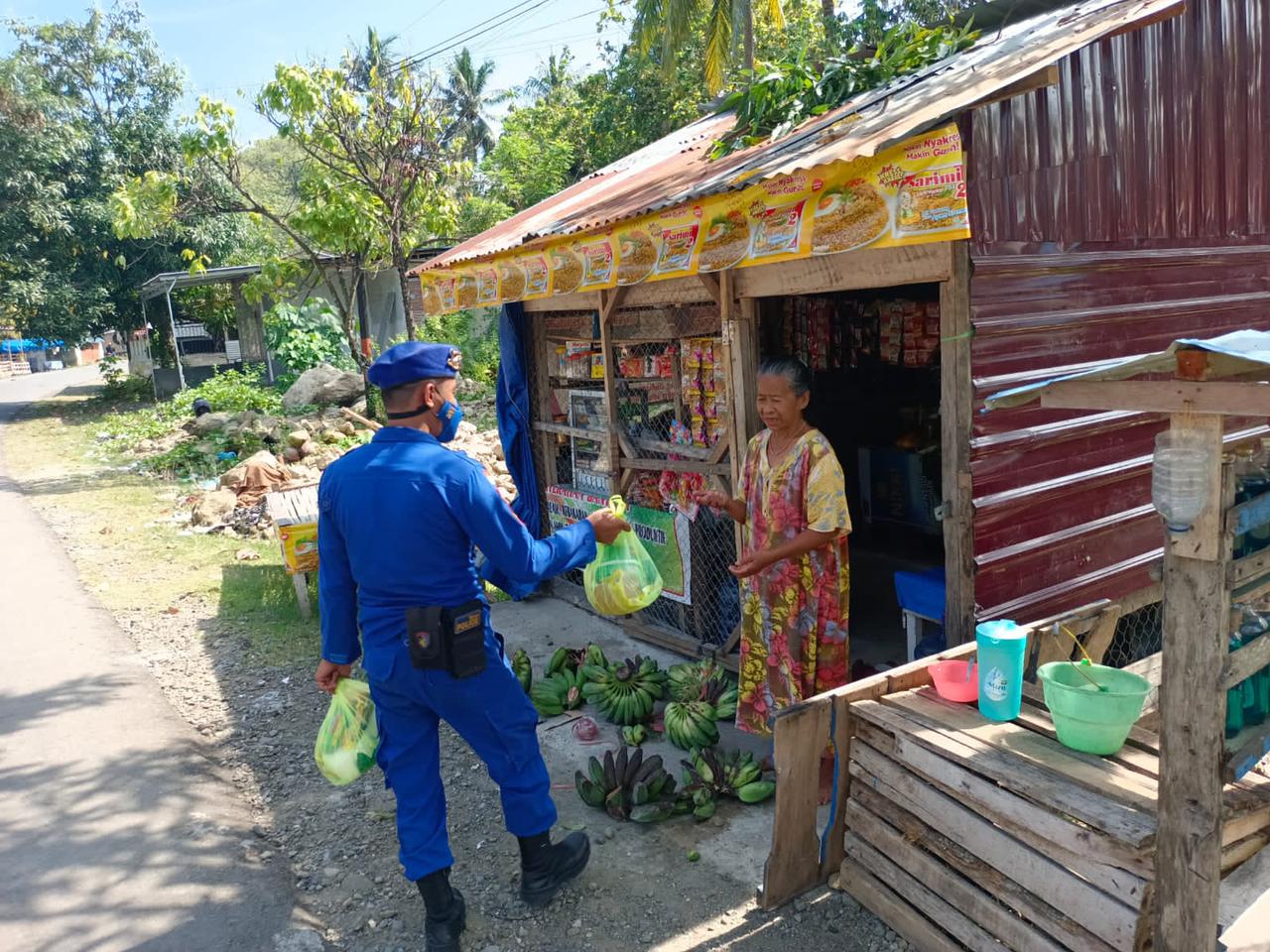 Dit Polairud Polda Sulbar salurkan Sembako ke Masyarakat Pesisir Dit Polairud Polda Sulbar salurkan Sembako ke Masyarakat Pesisir
