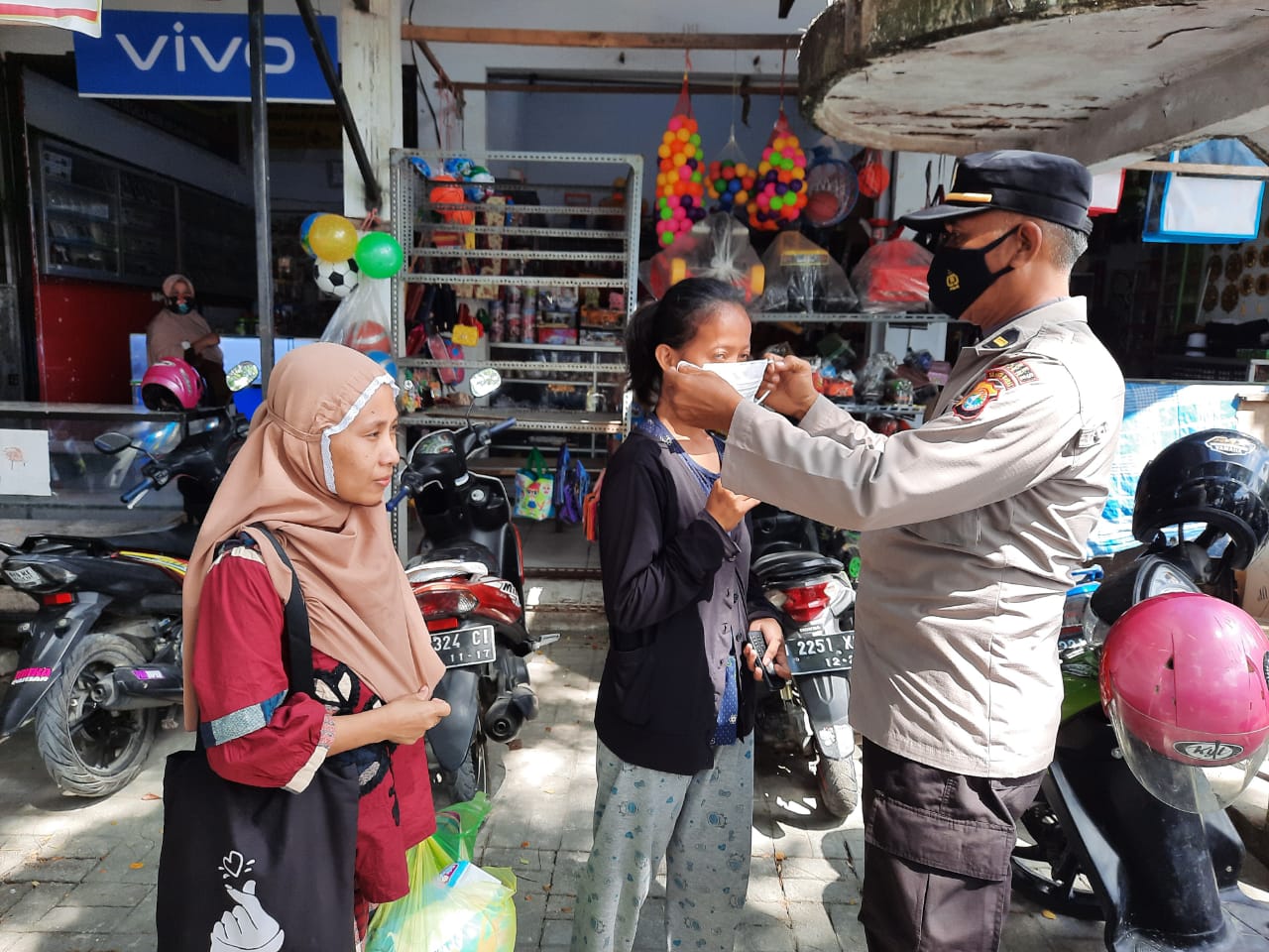 Cegah Penyebaran Covid-19 ,Polres Majene Rutin Bagikan Masker