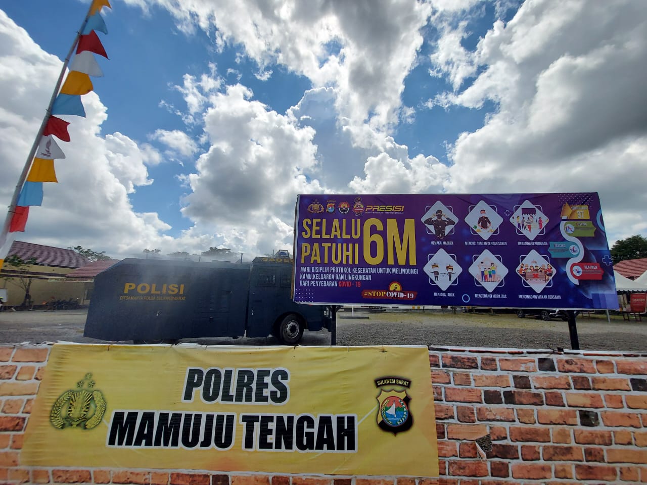 Sterilisasi Mako, Polres Mamuju Tengah Semprotkan Desinfektan Seluruh Ruangan