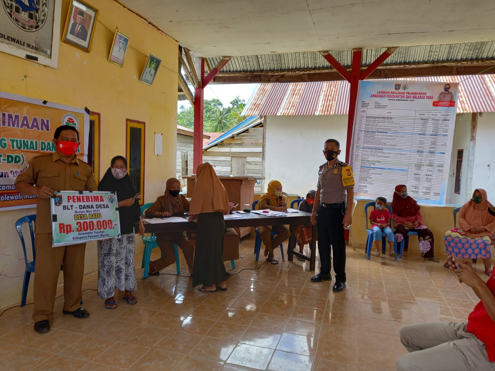 Bhabinkamtibmas Desa Batu Monitoring dan Pengawasan Penyaluran Bantuan BLT 