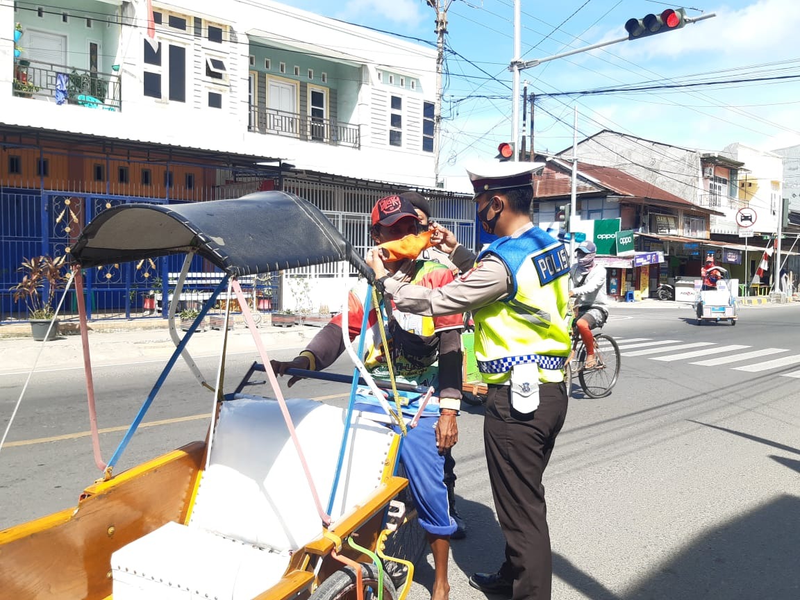 Polres Majene Berbagi Masker Gratis