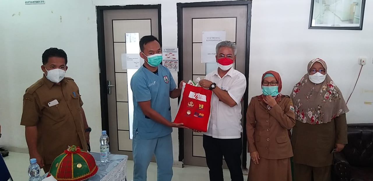 Kementerian PUPR Bagikan Paket Bantuan ke Nakes