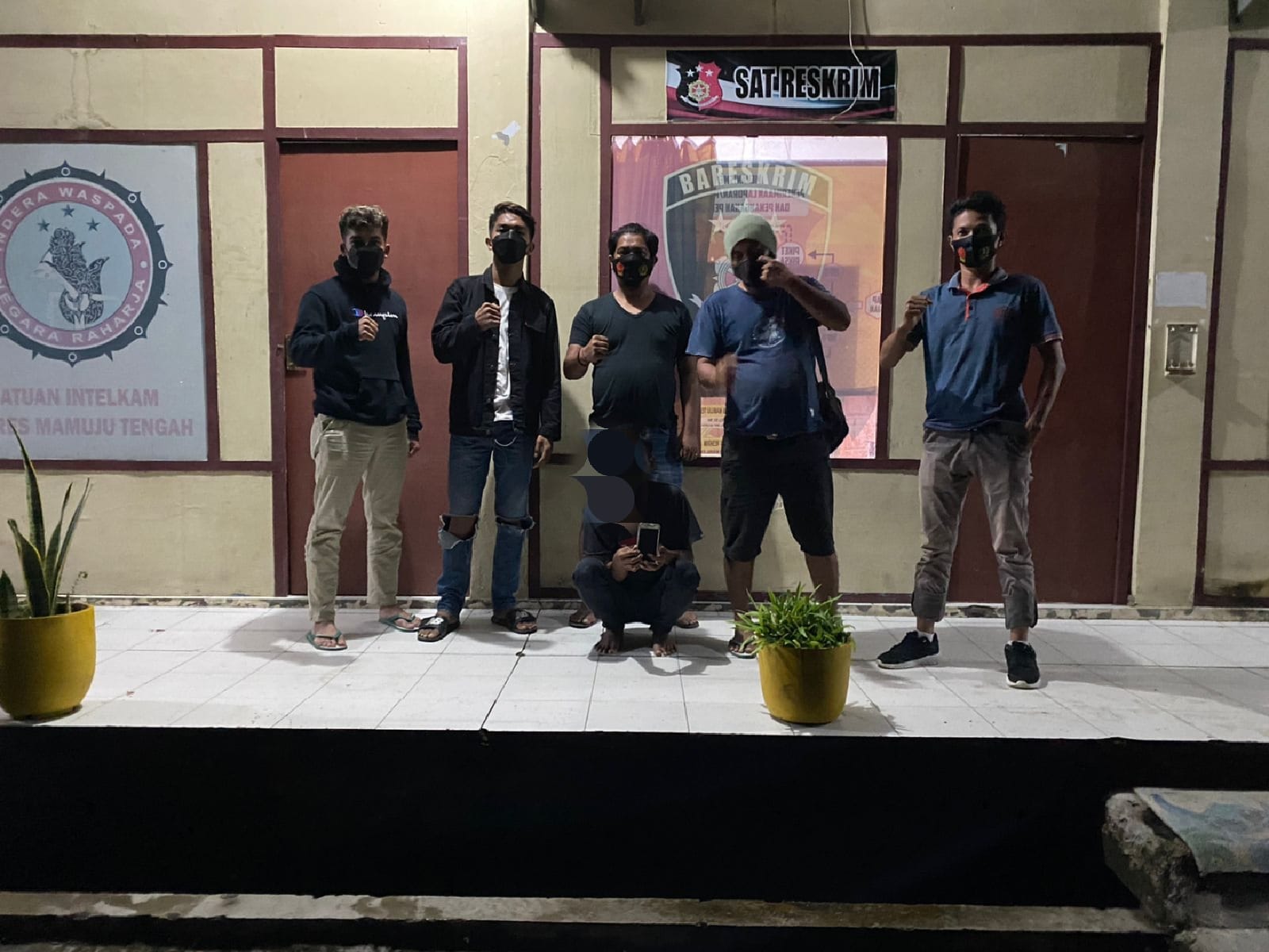 Tim Khusus Polres Mamuju Tengah Menangkap Pelaku Pencurian HP Tim Khusus Polres Mamuju Tengah Menangkap Pelaku Pencurian HP
