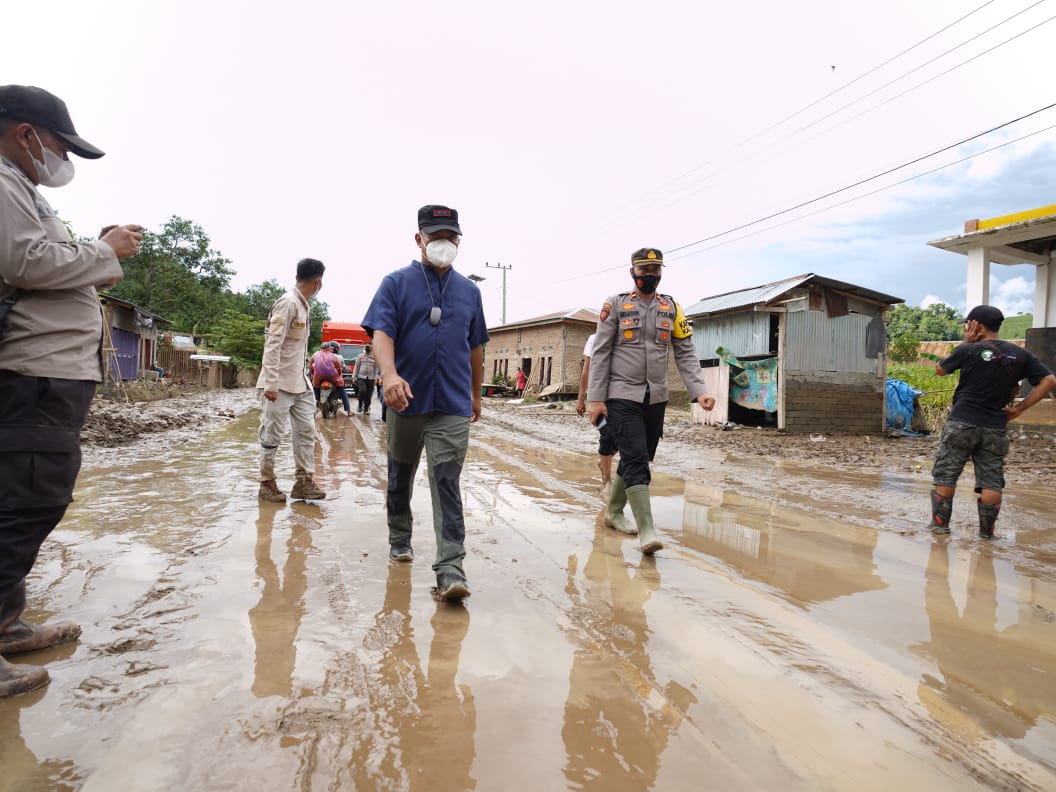 Kapolda Sulbar Distribusikan Bantuan ke Korban Banjir Bandang