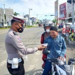 Sat Lantas Polresta Mamuju Berbagi Masker Bagi Pengguna Jalan