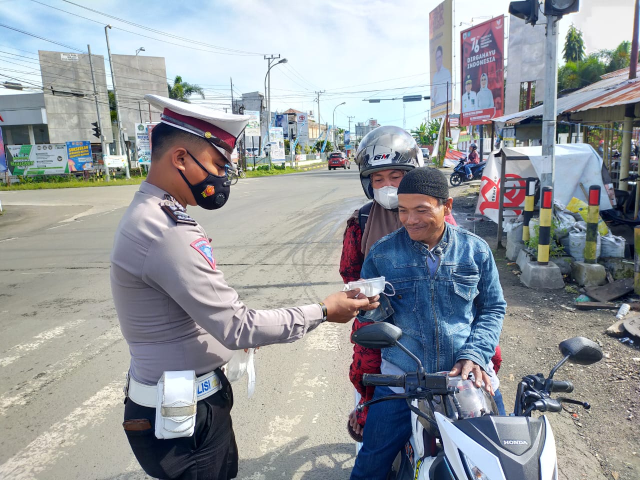 Sat Lantas Polresta Mamuju Berbagi Masker Bagi Pengguna Jalan