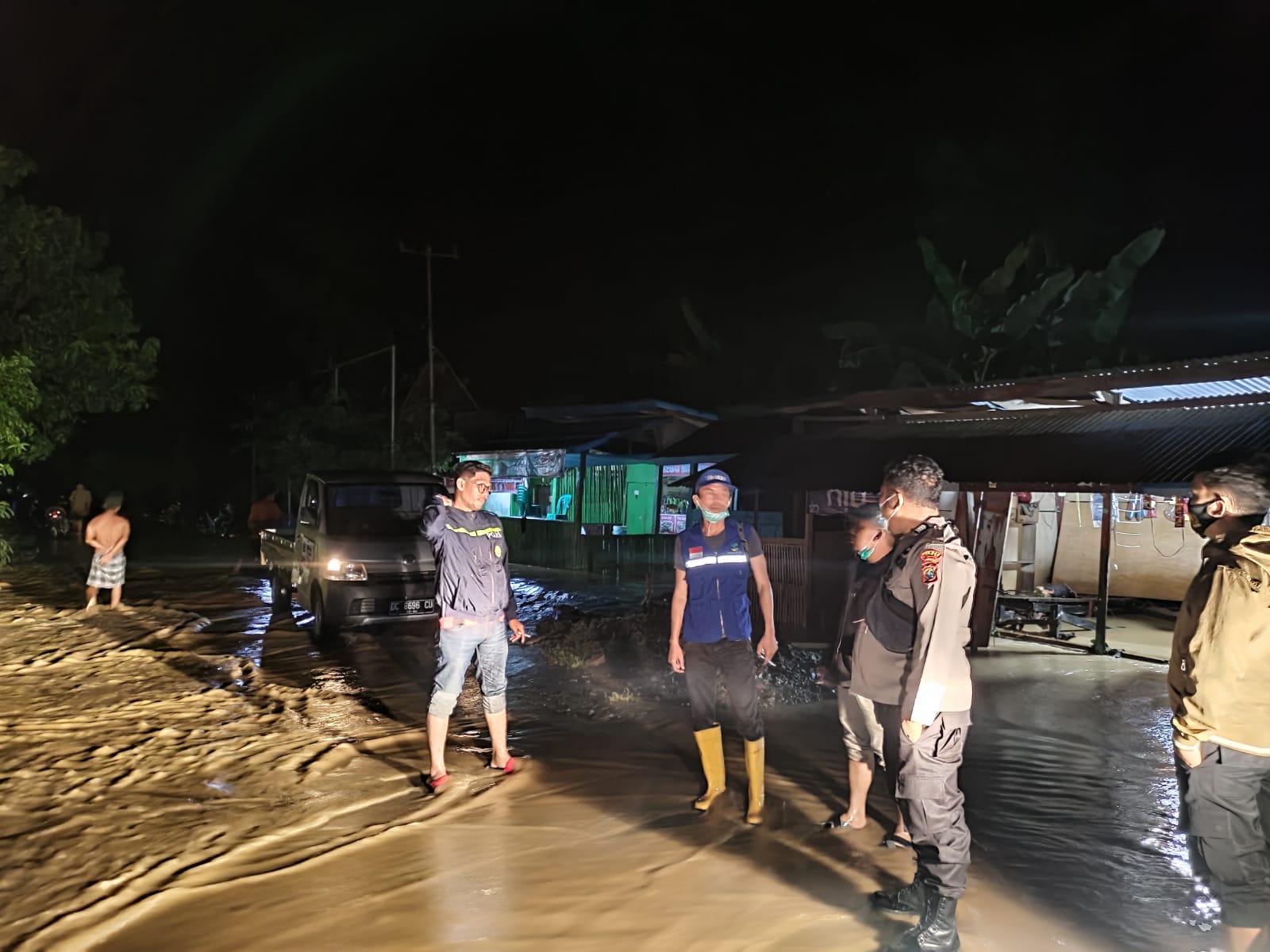 Kapolsek Wonomulyo Pantau Titik Banjir di Kecamatan Mapilli