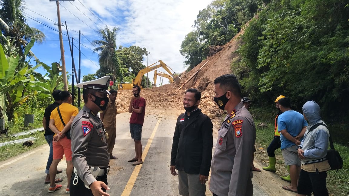 Polres Majene Bersama Warga Bersihkan Ruas Jalan di Kecamatan Tubo