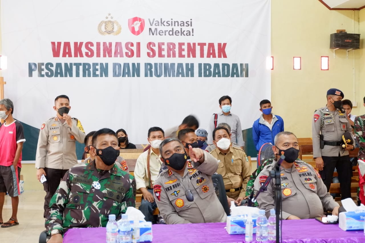 Kapolda Sulbar bersama Danrem 142 Tatag tinjau Vaksinasi Merdeka di Mateng