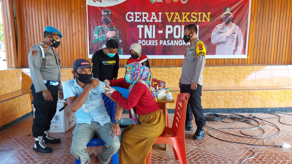 Kapolres Pasangkayu Pantau Vaksinasi Di Baruga Panalungan.