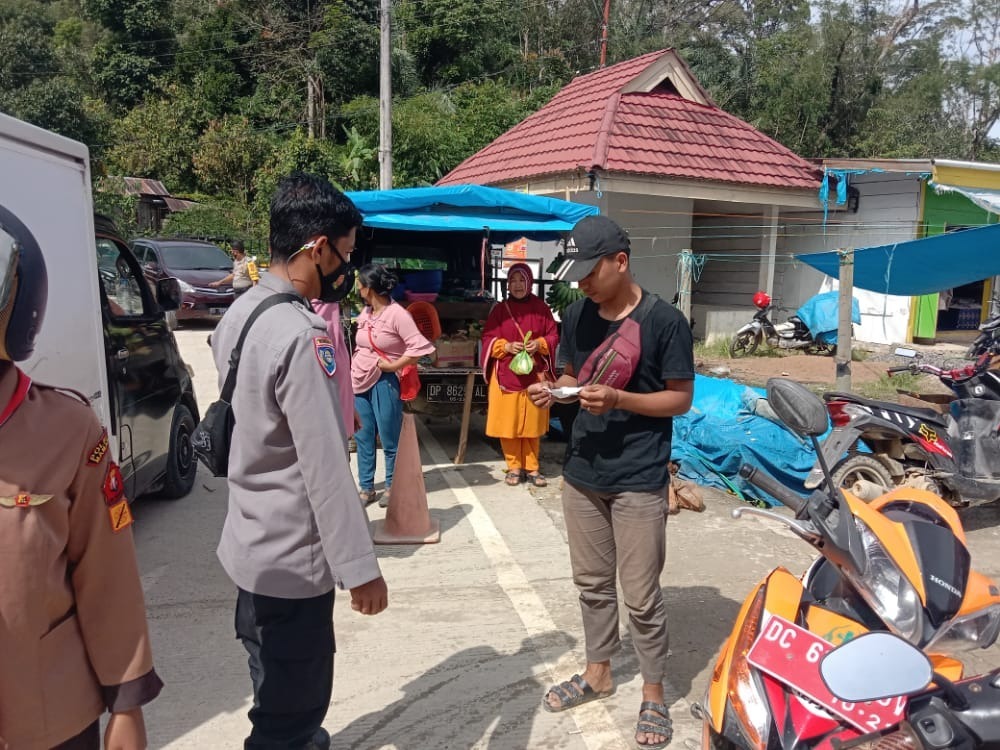 Bhabinkamtibmas Polsek Mambi Patroli di Pasar Tradisional