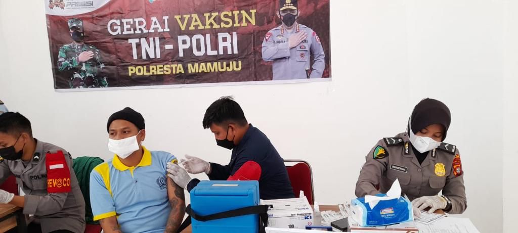 Layanan Gerai Vaksin Polresta Mamuju Banjir Peserta