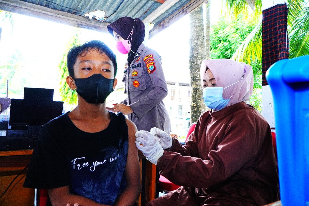 Gerai Vaksin Polres Majene Beroperasi di Desa Palipi Soreang