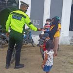 Sat Lantas Polres Mamasa Membagikan Masker Sat Lantas Polres Mamasa Membagikan Masker