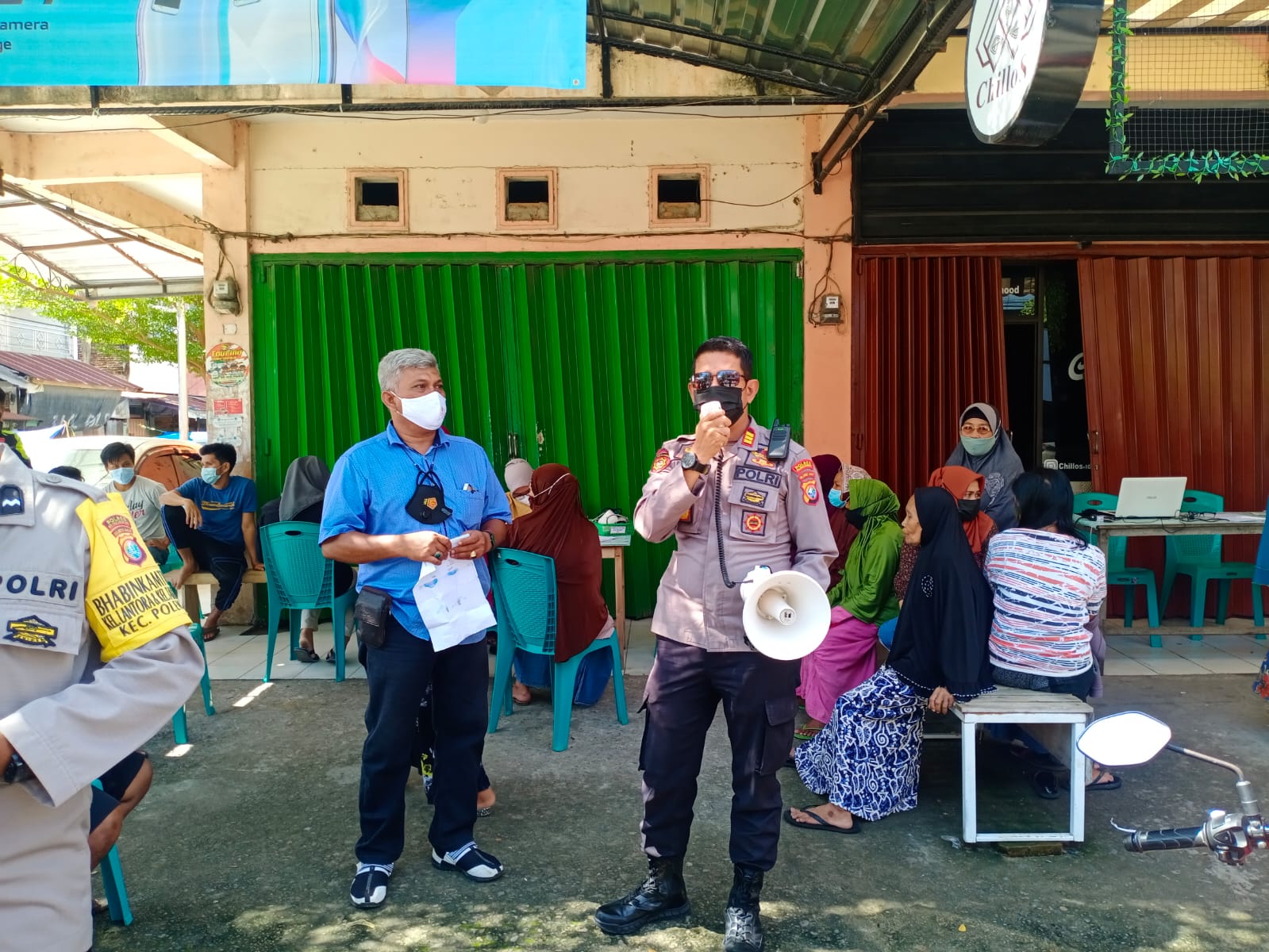 Kapolsek Polewali Ajak Para Pedagang Pasar dan Masyarakat  di Vaksinasi  Kapolsek Polewali Ajak Para Pedagang Pasar dan Masyarakat  di Vaksinasi