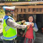 Sat Lantas Polres Mamasa Bagi-Bagi Masker Sat Lantas Polres Mamasa Bagi-Bagi Masker