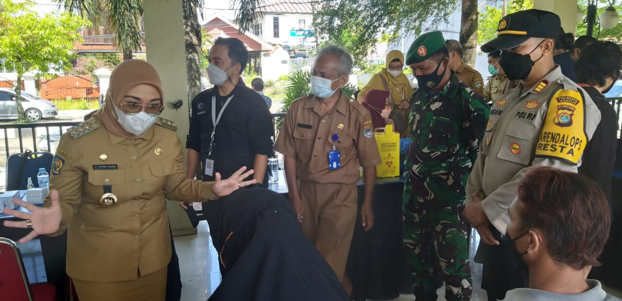 Vaksinasi Massal di Lapangan Ahmad Kirang Mamuju
