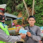 Sat Lantas Polres Mamasa Bagikan Masker Sat Lantas Polres Mamasa Bagikan Masker
