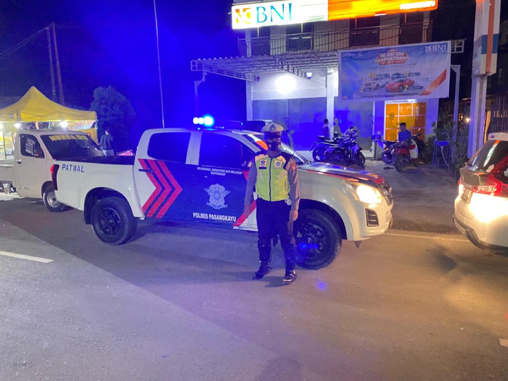 Satlantas Polres Pasangkayu Satuan Lantas Pasangkayu laksanakan Blue Light Patrol